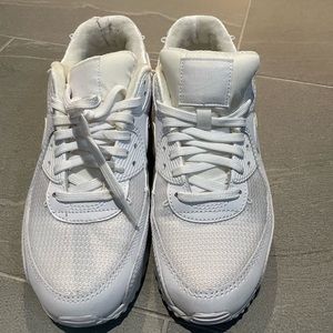 White Nike air max women size 7.5